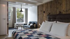 Hypo-allergenic bedding, in-room safe, iron/ironing board, free WiFi
