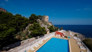Una piscina al aire libre de temporada