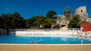 Una piscina al aire libre de temporada