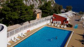 Una piscina al aire libre de temporada