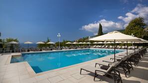 Piscina coperta, piscina all'aperto, ombrelloni da piscina, lettini