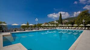 Piscina coperta, piscina all'aperto, ombrelloni da piscina, lettini