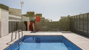 Piscine extérieure (ouverte en saison), chaises longues