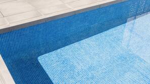 Piscine extérieure (ouverte en saison), chaises longues