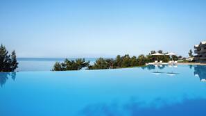 Indoor pool, 3 outdoor pools