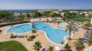Una piscina cubierta, 3 piscinas al aire libre, tumbonas
