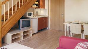 1 dormitorio, cortinas opacas, tabla de planchar con plancha