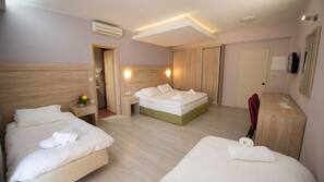 Minibar, blackout drapes, free WiFi