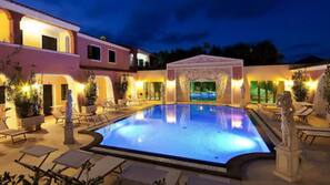 Piscina coperta, 2 piscine all'aperto