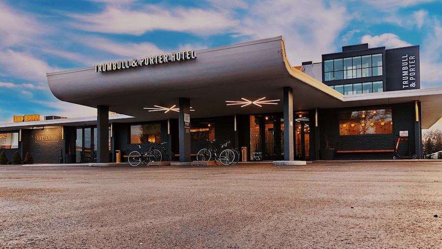 Trumbull and Porter Hotel