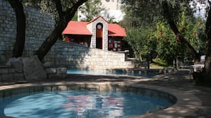 Piscina coperta, piscina all'aperto, ombrelloni da piscina, lettini