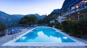Piscina coperta, piscina all'aperto, ombrelloni da piscina, lettini