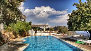 Piscina coperta, piscina all'aperto, ombrelloni da piscina, lettini