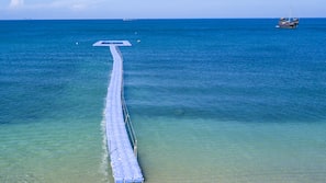 Am Strand, Liegestühle, Sonnenschirme, Strandtücher