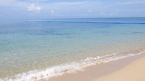 Am Strand, Liegestühle, Sonnenschirme, Strandtücher