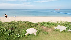 Am Strand, Liegestühle, Sonnenschirme, Strandtücher
