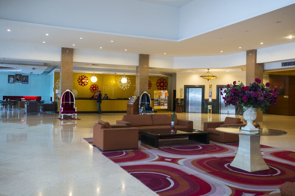 M Suites Hotel 2019 Room Prices 32 Deals Reviews Expedia Hotel Front Featured Image Lobby Sitting Area