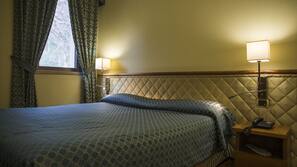 Copriletto in piuma, minibar, una scrivania, tende oscuranti