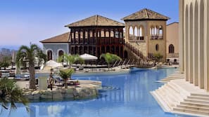 6 piscinas al aire libre (de 10:00 a 20:00), sombrillas, tumbonas