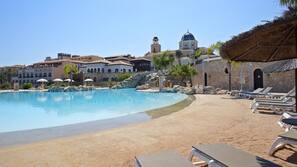 6 piscinas al aire libre (de 10:00 a 20:00), sombrillas, tumbonas