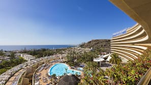 3 outdoor pools, pool umbrellas, pool loungers