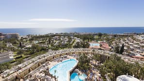 3 outdoor pools, pool umbrellas, pool loungers