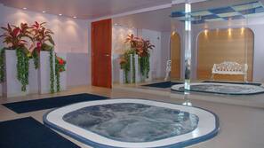 Bañera de hidromasaje en el interior