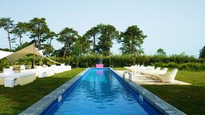 Piscine extérieure, tentes de plage, chaises longues