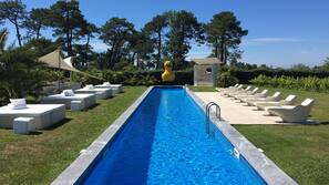 Piscine extérieure, tentes de plage, chaises longues