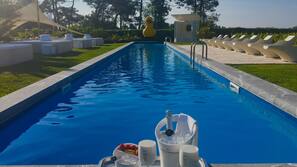 Piscine extérieure, tentes de plage, chaises longues