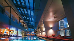 Piscina coperta, con ingresso dalle 6:00 alle 19:00, lettini