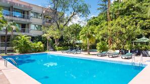 Una piscina al aire libre de temporada (de 9:00 a 19:00), tumbonas