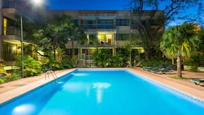 Una piscina al aire libre de temporada (de 9:00 a 19:00), tumbonas