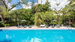 Una piscina al aire libre de temporada (de 9:00 a 19:00), tumbonas