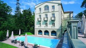 Piscina all'aperto, lettini