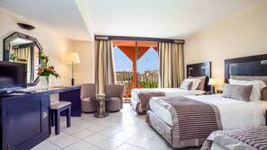 Cortinas opacas, wifi gratis, ropa de cama