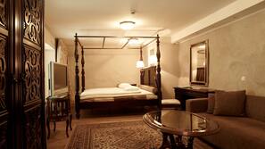Minibar, in-room safe, desk, iron/ironing board
