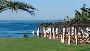 Plage privée, cabines (en supplément), chaises longues, parasols