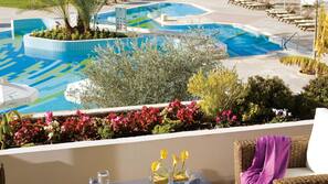 Piscine couverte, 3 piscines extérieures, parasols de plage