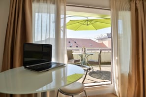 Studio Premium | Premium bedding, in-room safe, desk, soundproofing