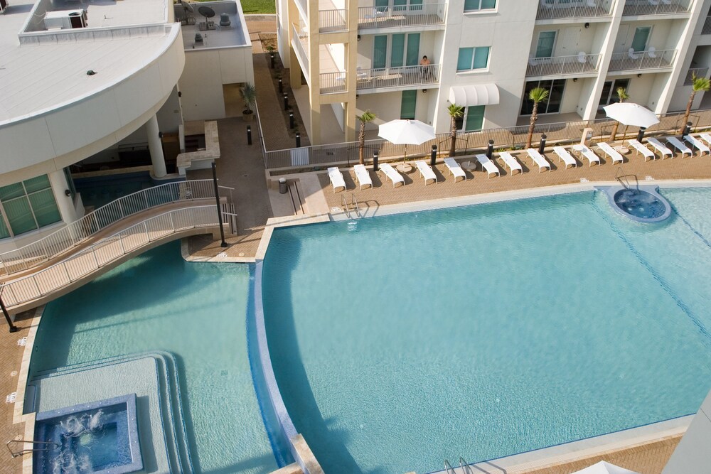 Outdoor pool, Peninsula Island Resort & Spa