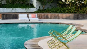 Piscine extérieure (ouverte en saison), parasols de plage