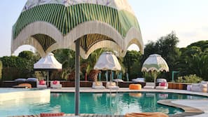 Piscine extérieure (ouverte en saison), parasols de plage