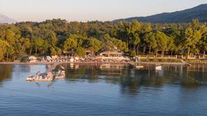 Plage, chaises longues, parasols, serviettes de plage