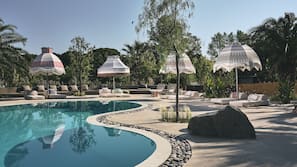 Piscine extérieure (ouverte en saison), parasols de plage