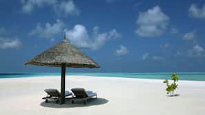 Plage, sable blanc, chaises longues, parasols