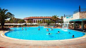 Piscine couverte, 3 piscines extérieures, parasols de plage