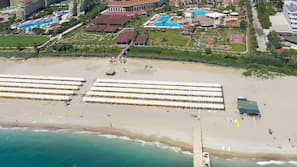 Plage privée, chaises longues, parasols, serviettes de plage