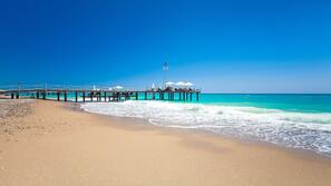 Plage privée, chaises longues, parasols, serviettes de plage