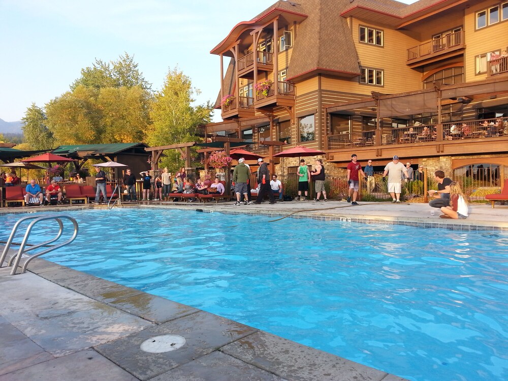 Outdoor pool, Lodge at Whitefish Lake